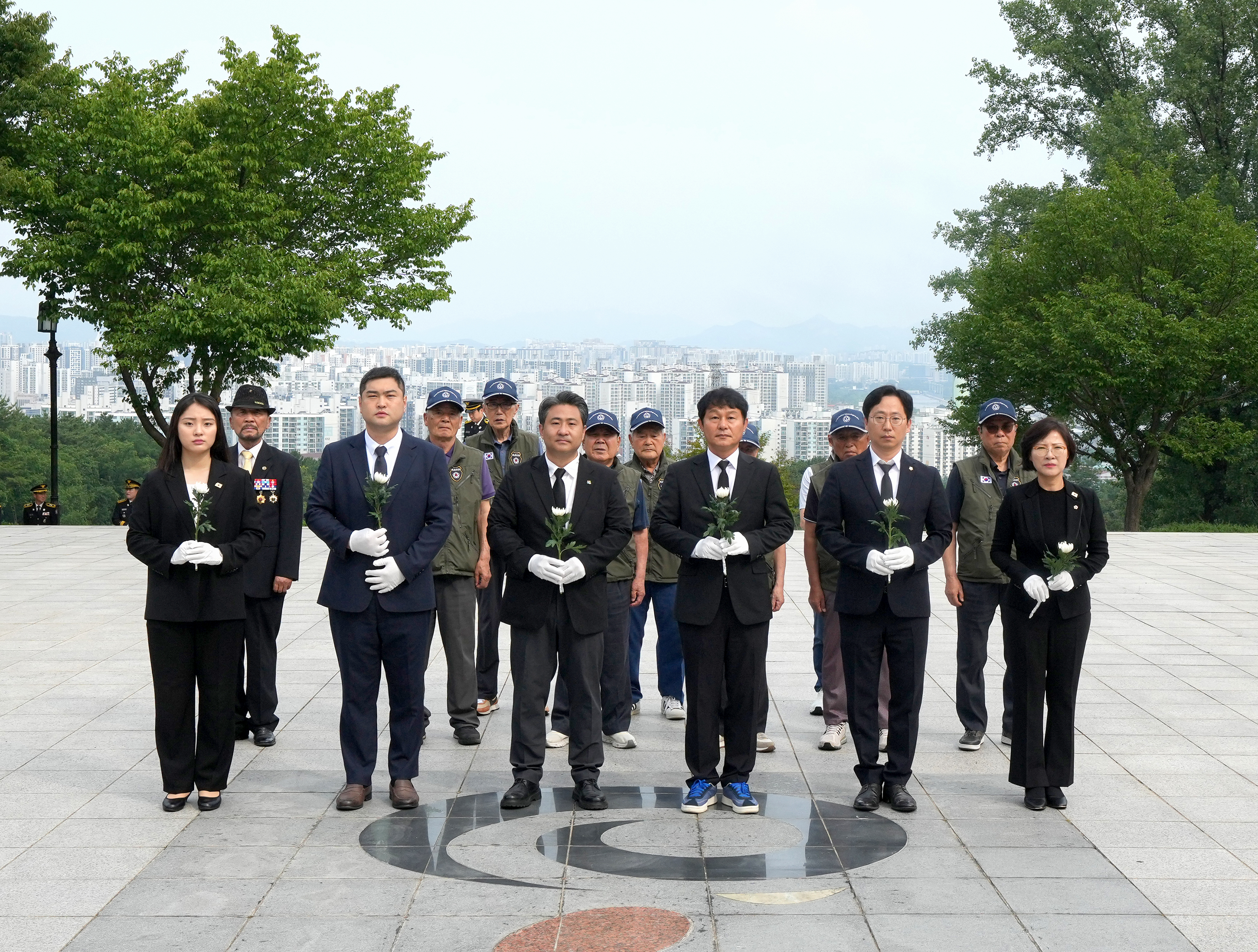 제10대 하남시의회, 현충탑 참배로 공식 출범... “오직 시민을 위한 4년 다짐”